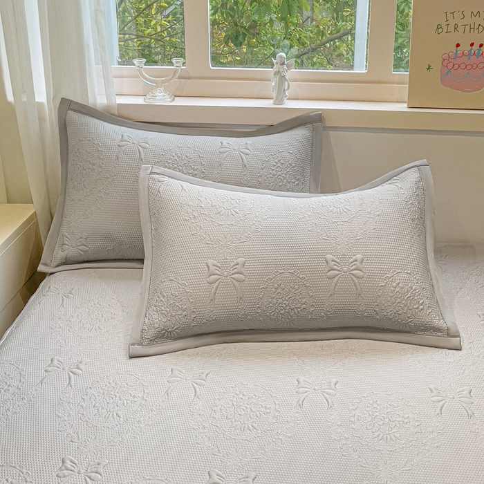 91家纺网 家纺一手货源 找家纺 富馨莱 2025新款A类480克PE凉感凉豆豆凉席三件套和单件床笠款 蝴蝶結-灰