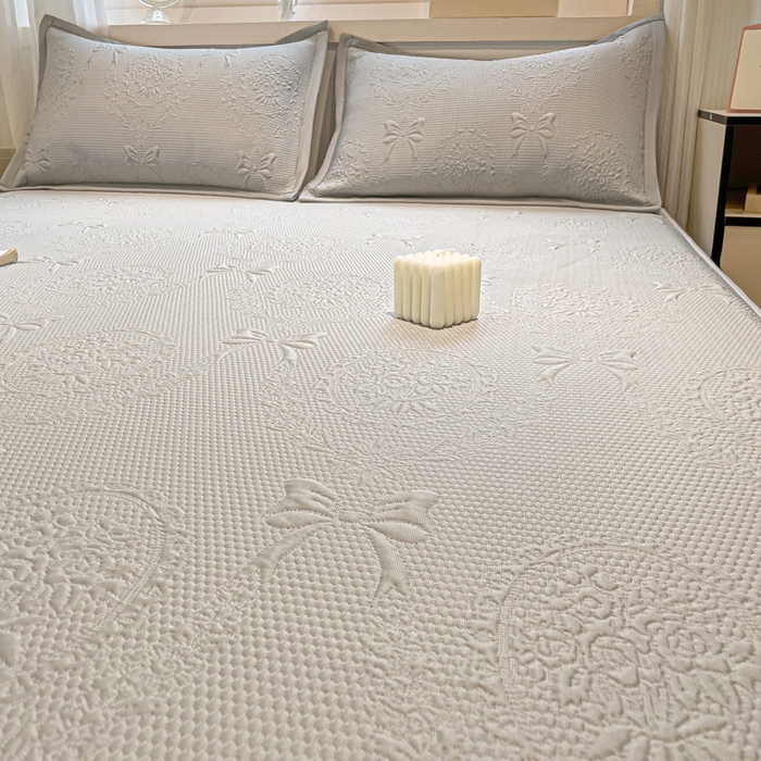 91家纺网 家纺一手货源 找家纺 富馨莱 2025新款A类480克PE凉感凉豆豆凉席三件套和单件床笠款 蝴蝶結-灰