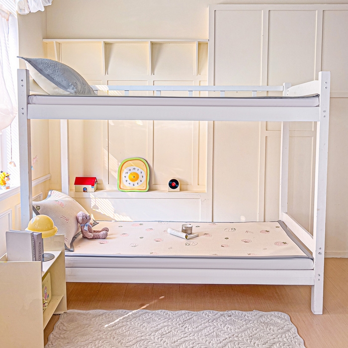 91家纺网 家纺一手货源 找家纺 富馨莱 2025新款A类480克PE凉感凉豆豆凉席三件套和单件学生款 草莓乐园