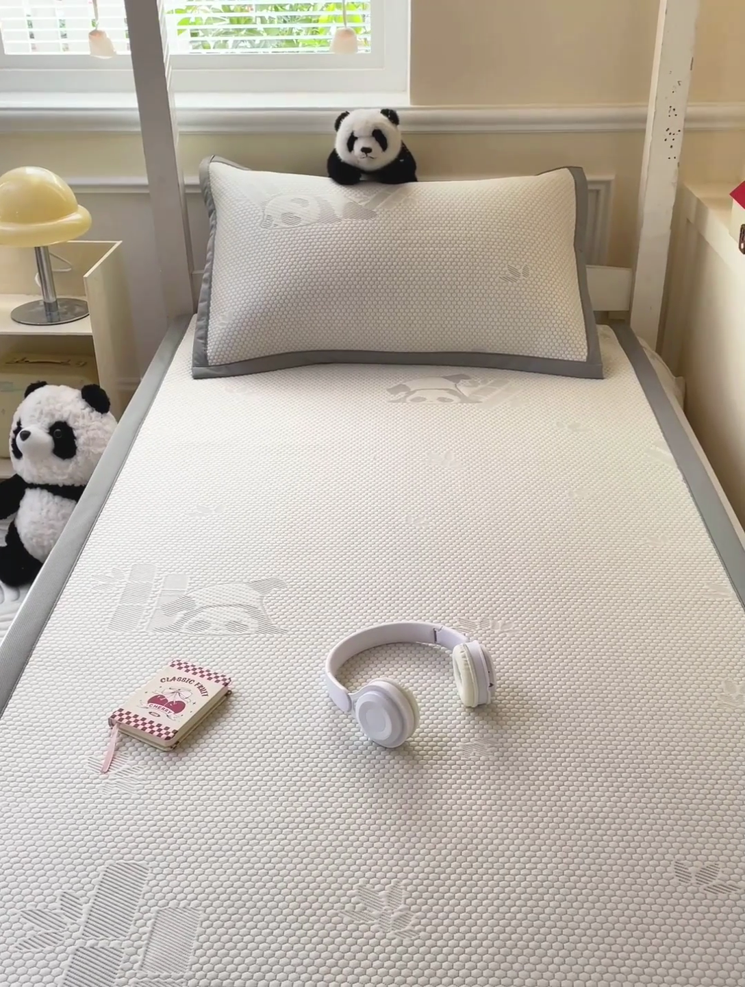 91家纺网 家纺一手货源 找家纺 富馨莱 2025新款A类480克PE凉感凉豆豆凉席三件套和单件学生款 熊猫嘟嘟-灰