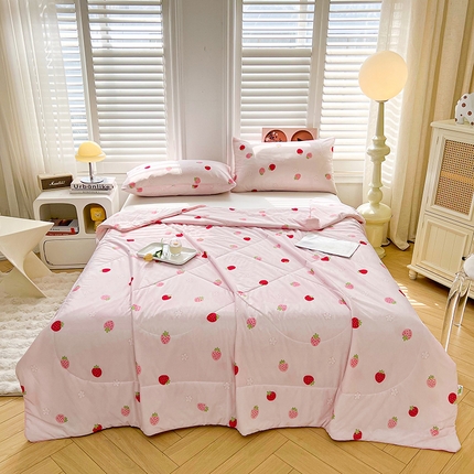 91家纺网 家纺一手货源 找家纺 好梦来家纺（原锦茂家纺） 2025新款印花凉感丝抗菌夏被 草莓甜心