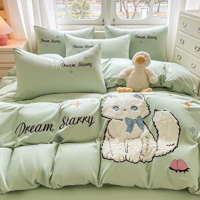 91家纺网 家纺一手货源 找家纺 凯美 2025新款超柔水洗棉卡通贴布绣四件套 幸运小猫-浅绿