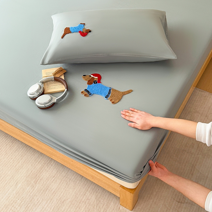 91家纺网 家纺一手货源 找家纺 澳梵家居 2025新款A类全棉毛巾绣床笠 腊肠小狗-灰