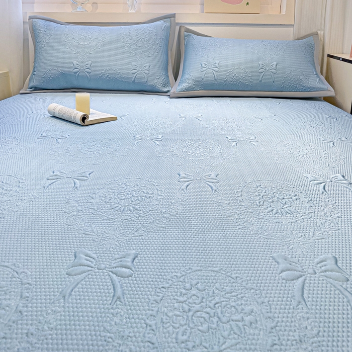91家纺网 家纺一手货源 找家纺 富馨莱 2025新款A类480克PE凉感凉豆豆凉席三件套和单件床笠款 蝴蝶結-蓝