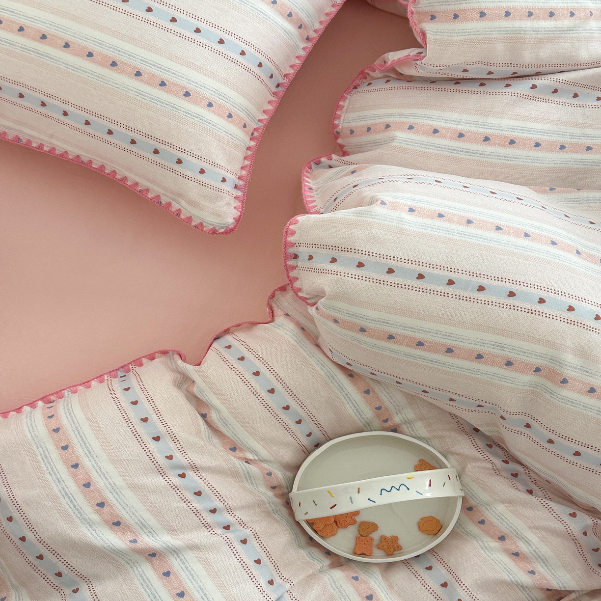 91家纺网 家纺一手货源 找家纺 2025新款春夏新品工艺款全棉双层纱贝壳边四件套 小心动