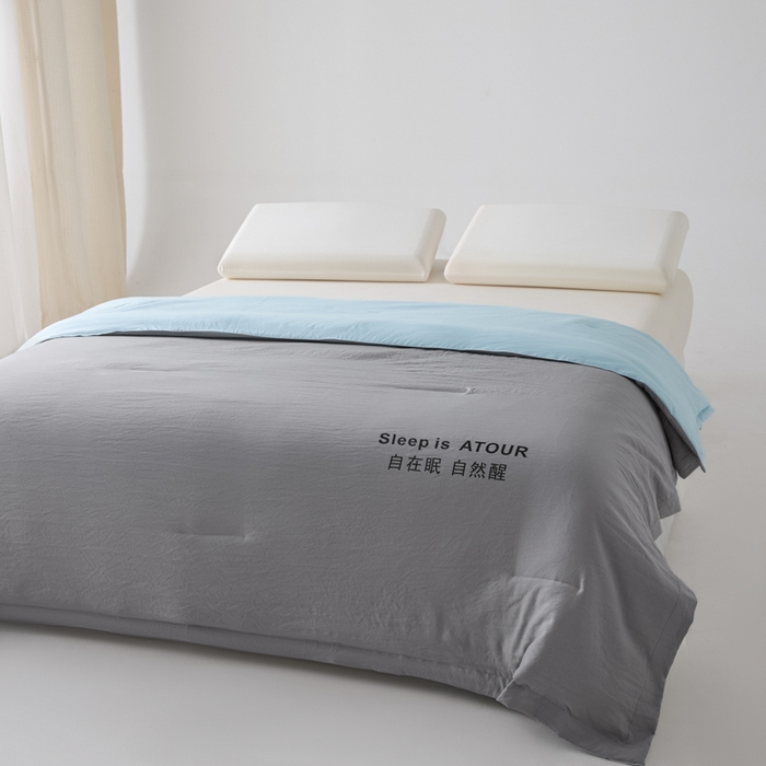 91家纺网 家纺一手货源 找家纺 暖芯家纺 2025新款亚朵同款深睡Pro夏被自在眠自然醒 浅灰+克莱茵蓝