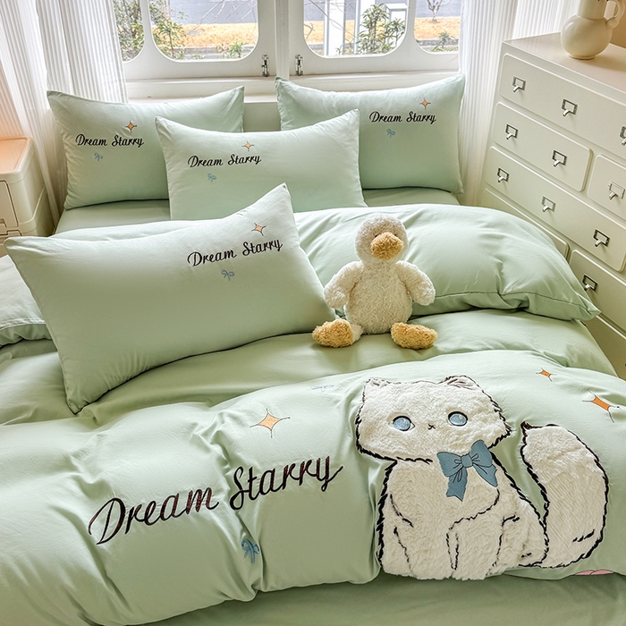 91家纺网 家纺一手货源 找家纺 凯美 2025新款超柔水洗棉卡通贴布绣四件套 幸运小猫-浅绿