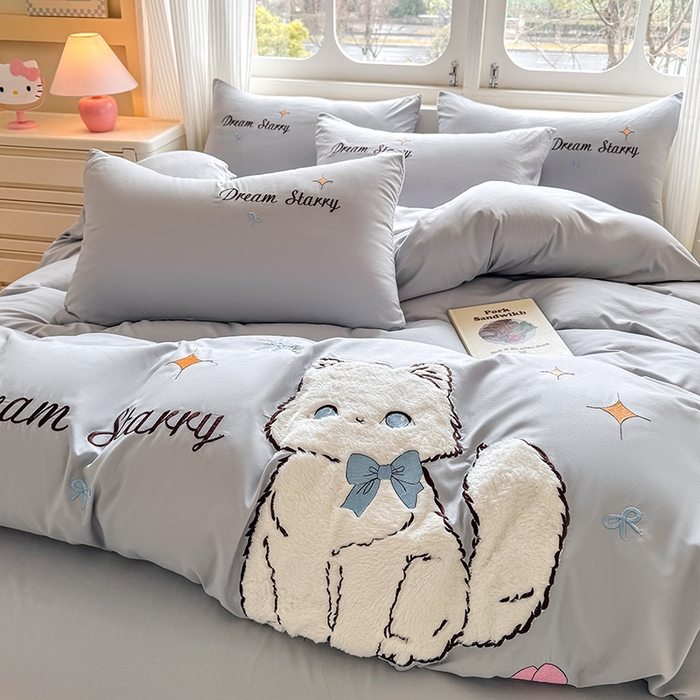 91家纺网 家纺一手货源 找家纺 凯美 2025新款超柔水洗棉卡通贴布绣四件套 幸运小猫-浅灰