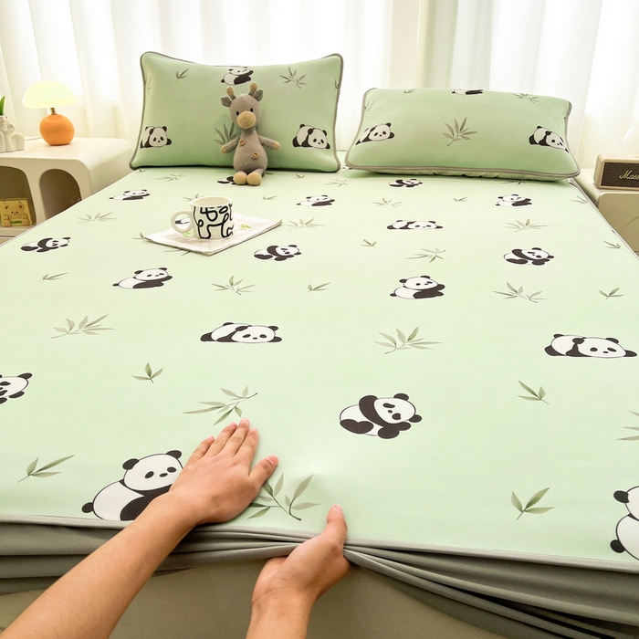 91家纺网 家纺一手货源 找家纺 2025春夏新款独家研发太空层凉感软席冰丝印花凉席床笠款 小熊猫