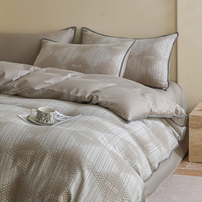 91家纺网 家纺一手货源 找家纺 2025新款亲肤全棉三层纱提花四件套 菱格-露褐