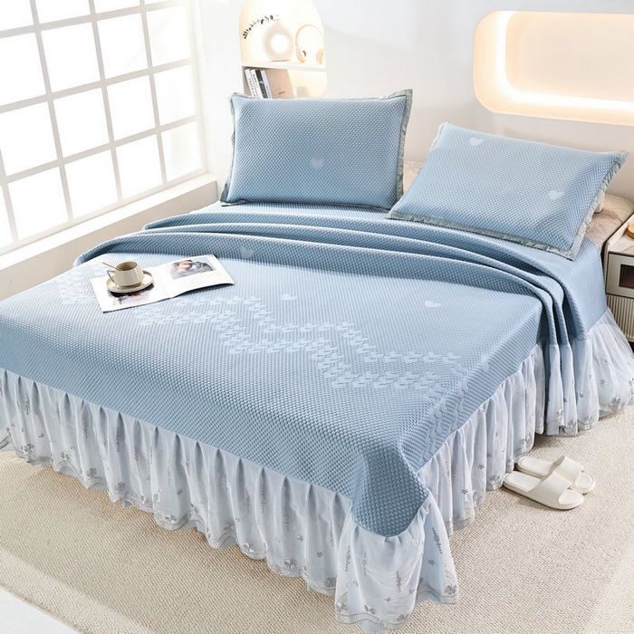 91家纺网 家纺一手货源 找家纺 新月家纺（锦威郎）2025新款凉爽亲肤凉豆豆床裙 爱心床裙蓝