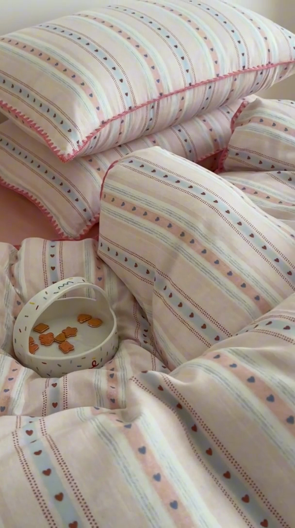 91家纺网 家纺一手货源 找家纺 2025新款春夏新品工艺款全棉双层纱贝壳边四件套 小心动