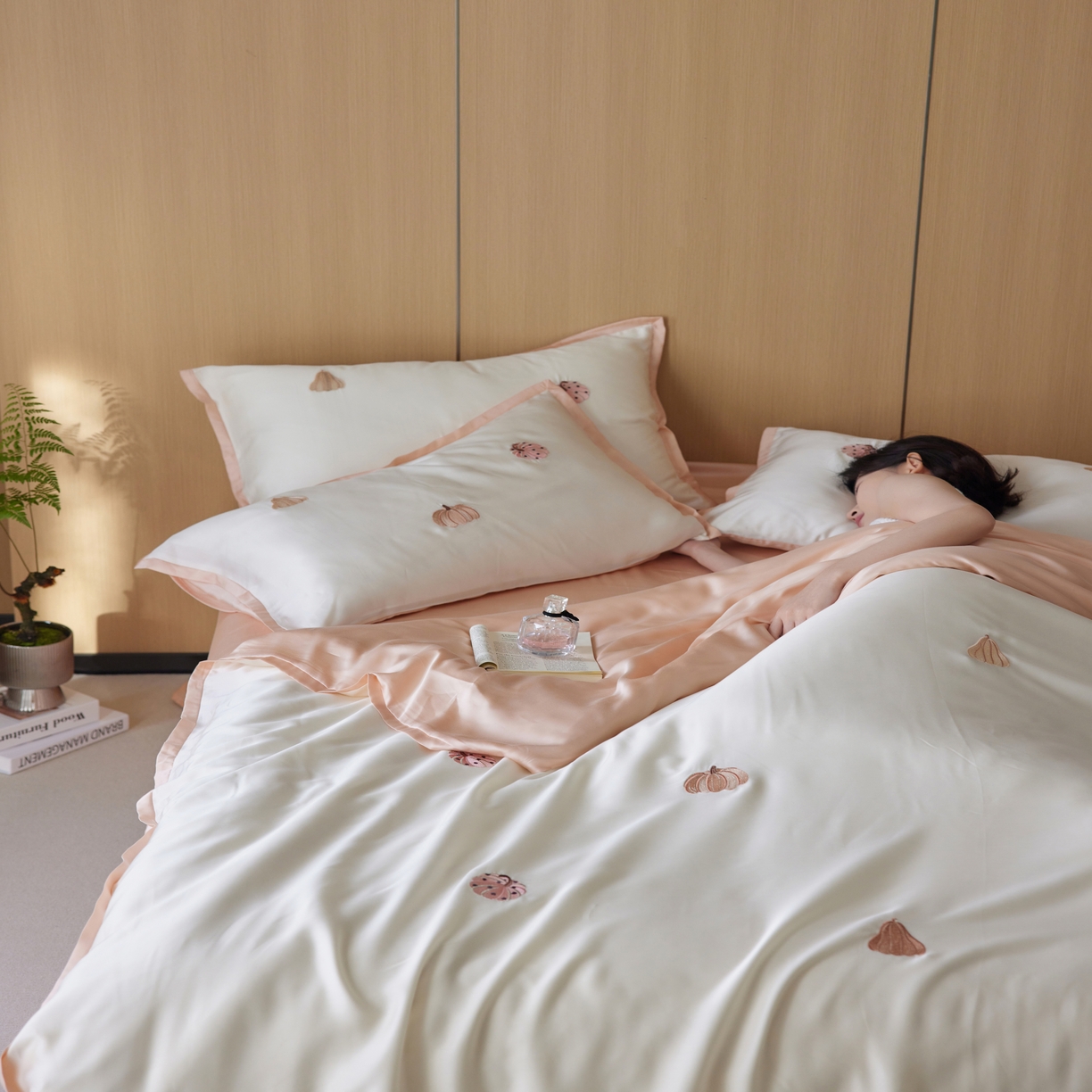 91家纺网 家纺一手货源 找家纺 风向标家纺  2025新款奥地利进口60s兰精天丝拼边款（风格一） 草间南瓜