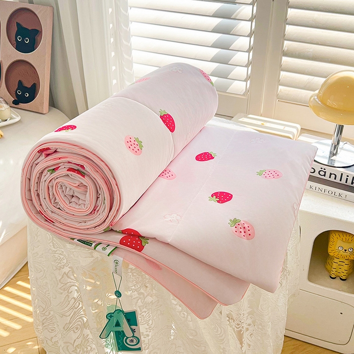 91家纺网 家纺一手货源 找家纺 好梦来家纺（原锦茂家纺） 2025新款印花凉感丝抗菌夏被 草莓甜心