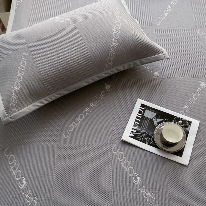 91家纺网 家纺一手货源 找家纺 富馨莱 2025新款A类480克PE凉感凉豆豆凉席三件套和单件平铺款 绅士灰