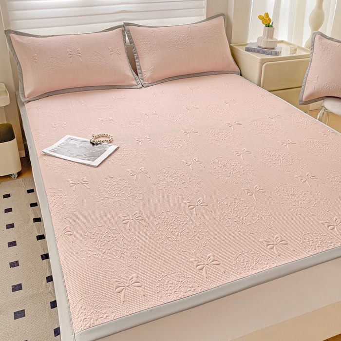 91家纺网 家纺一手货源 找家纺 富馨莱 2025新款A类480克PE凉感凉豆豆凉席三件套和单件平铺款 蝴蝶結-奶昔粉