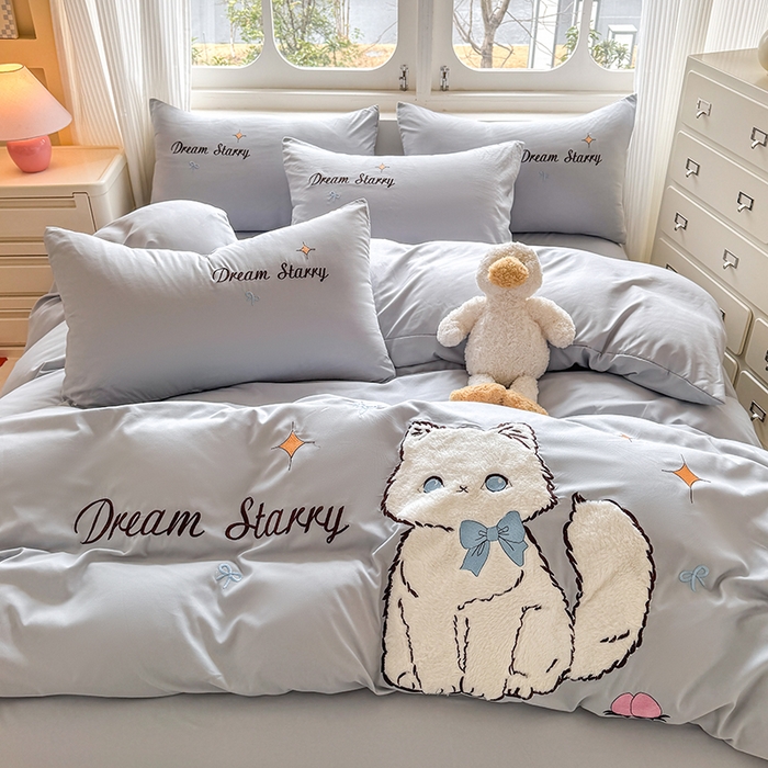 91家纺网 家纺一手货源 找家纺 凯美 2025新款超柔水洗棉卡通贴布绣四件套 幸运小猫-浅灰