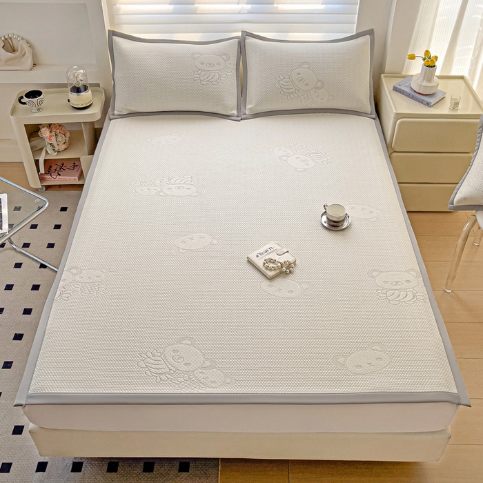 91家纺网 家纺一手货源 找家纺 富馨莱 2025新款A类480克PE凉感凉豆豆凉席三件套和单件平铺款 快乐熊仔