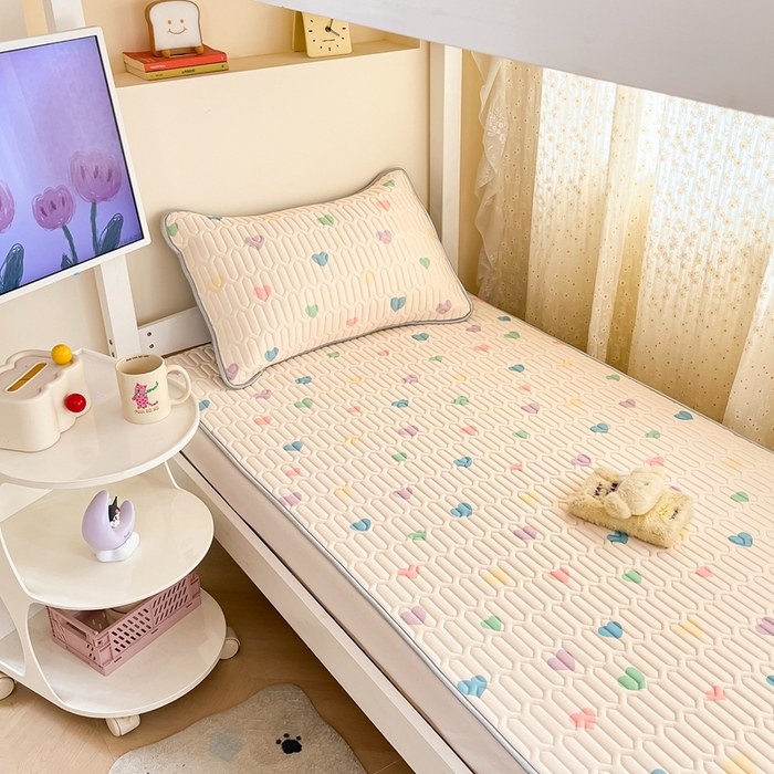 91家纺网 家纺一手货源 找家纺 川悦生活 2025新款小阪凉感丝印花凉席-学生床 浪漫普拉达