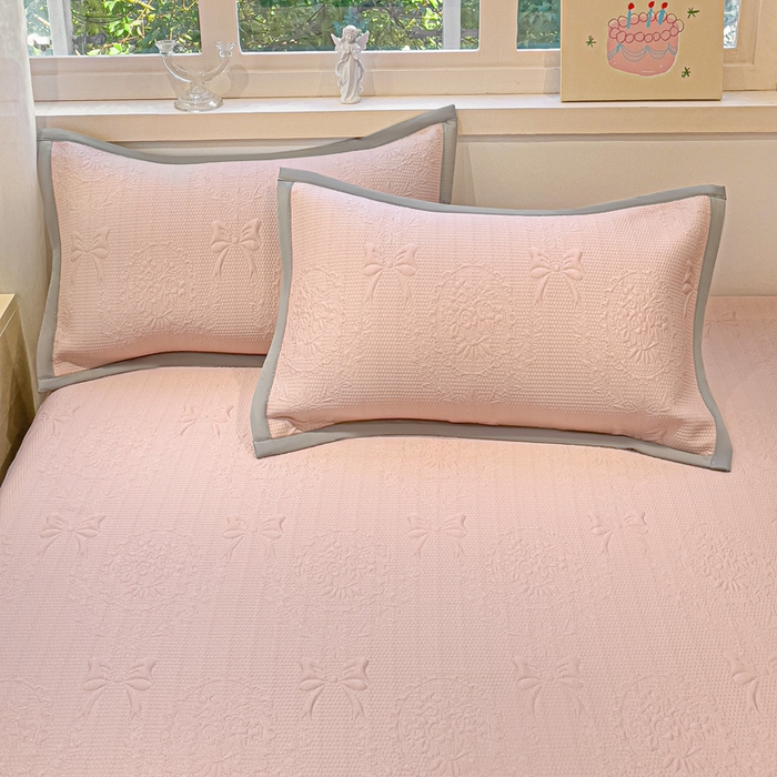 91家纺网 家纺一手货源 找家纺 富馨莱 2025新款A类480克PE凉感凉豆豆凉席三件套和单件床笠款 蝴蝶結-奶昔粉