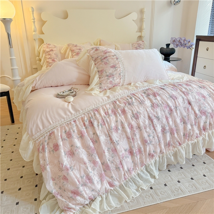 91家纺网 家纺一手货源 找家纺 富盛家纺 2025新款水洗亲肤棉雪纺印绣工艺四件套公主风四件套巴黎春天系列 巴黎春天-粉