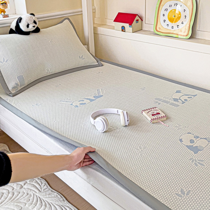 91家纺网 家纺一手货源 找家纺 富馨莱 2025新款A类480克PE凉感凉豆豆凉席三件套和单件学生款 熊猫嘟嘟-蓝