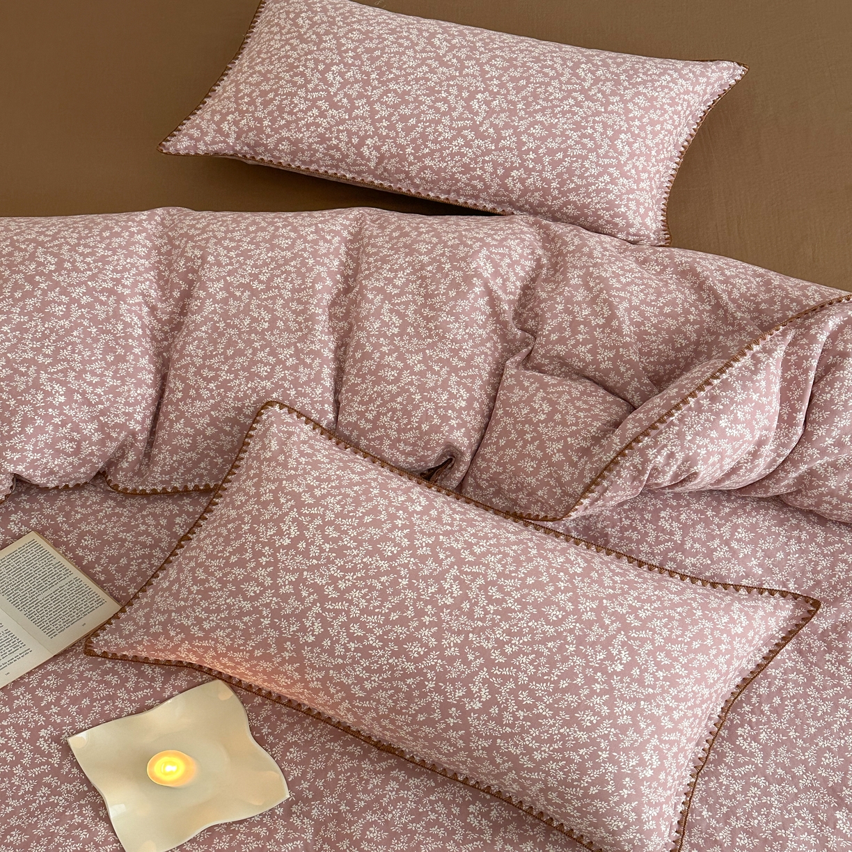 91家纺网 家纺一手货源 找家纺 2025新款工艺款全棉双层纱小清新贝壳边四件套 浅枝