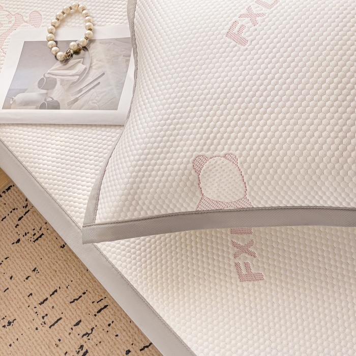 91家纺网 家纺一手货源 找家纺 富馨莱 2025新款A类480克PE凉感凉豆豆凉席三件套和单件平铺款 熊猫嘟嘟-粉