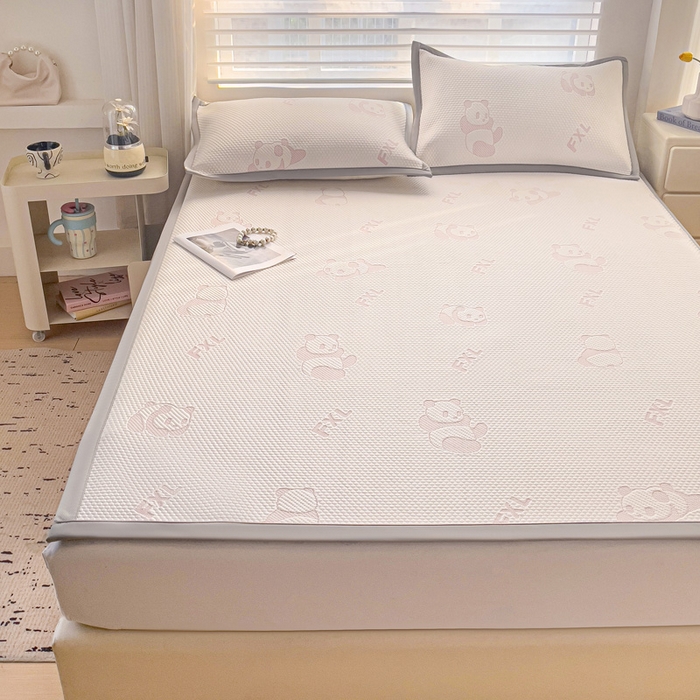 91家纺网 家纺一手货源 找家纺 富馨莱 2025新款A类480克PE凉感凉豆豆凉席三件套和单件平铺款 熊猫嘟嘟-粉