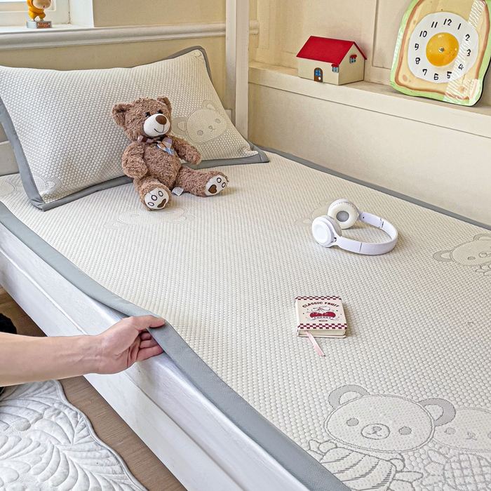 91家纺网 家纺一手货源 找家纺 富馨莱 2025新款A类480克PE凉感凉豆豆凉席三件套和单件学生款 快乐熊仔