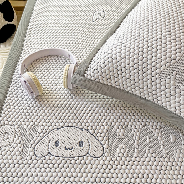 91家纺网 家纺一手货源 找家纺 富馨莱 2025新款A类480克PE凉感凉豆豆凉席三件套和单件学生款 呆呆狗