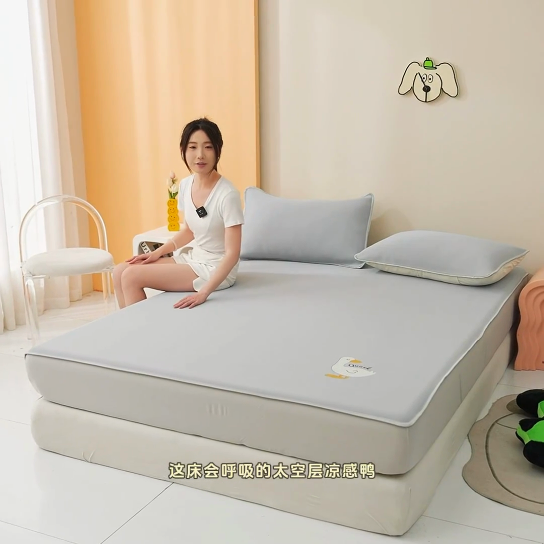 91家纺网 家纺一手货源 找家纺 2025春夏新款独家研发太空层凉感鸭冰丝烫画软凉席床笠款 凉感鸭-宾利蓝