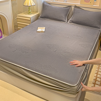 91家纺网 家纺一手货源 找家纺 富馨莱 2025新款A类480克PE凉感凉豆豆凉席三件套和单件床笠款 发财树-灰