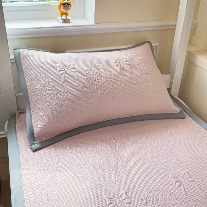 91家纺网 家纺一手货源 找家纺 富馨莱 2025新款A类480克PE凉感凉豆豆凉席三件套和单件学生款 蝴蝶結-奶昔粉