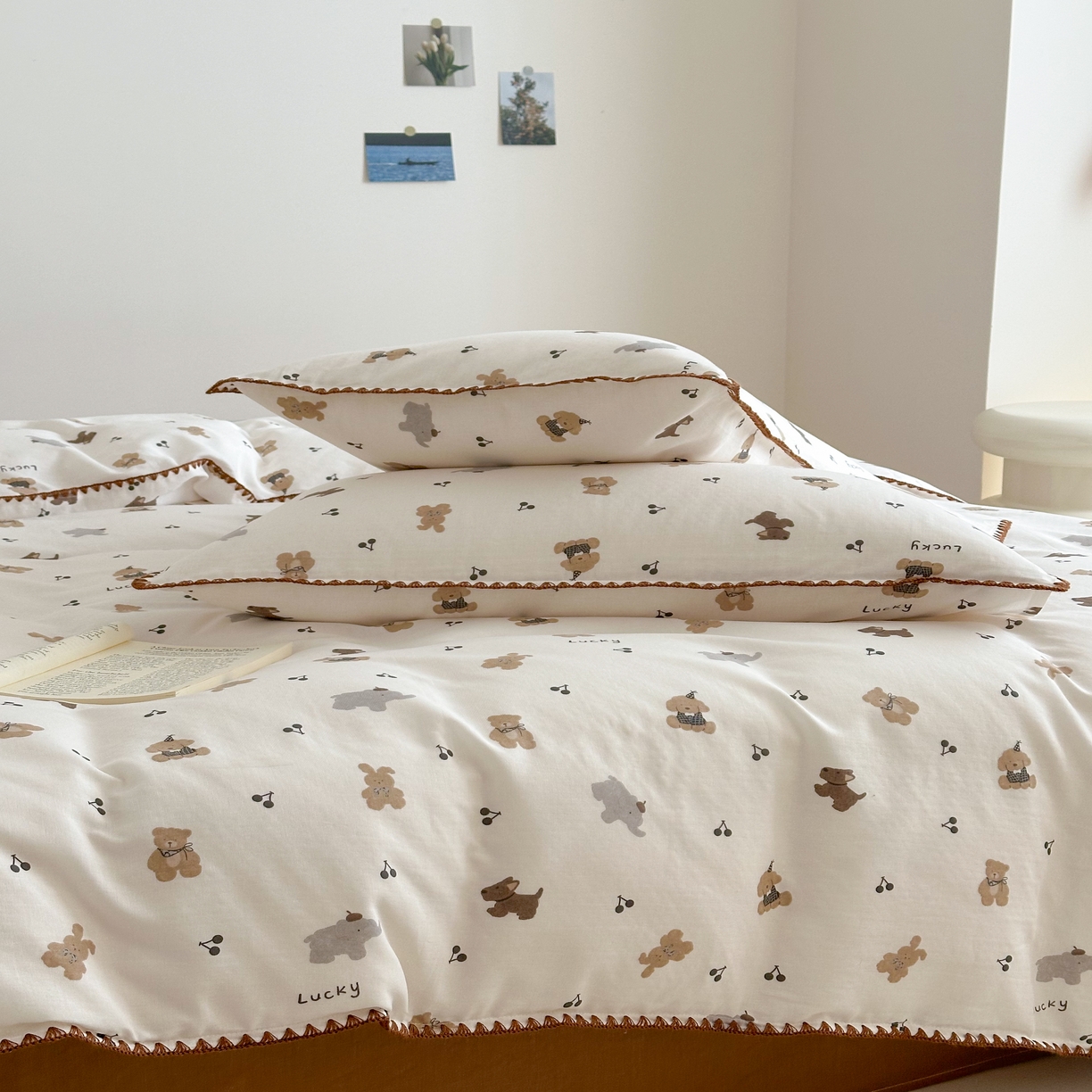 91家纺网 家纺一手货源 找家纺 2025新款工艺款全棉双层纱小清新贝壳边四件套 比波熊