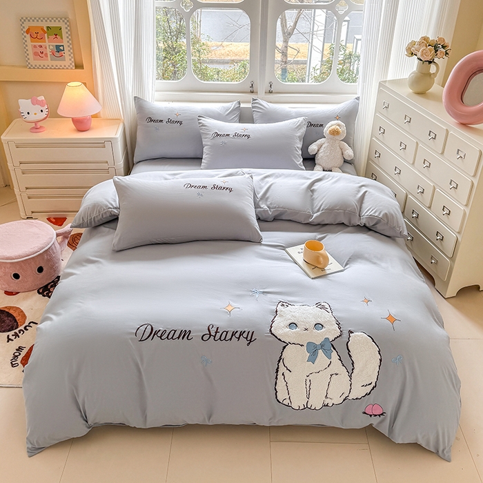 91家纺网 家纺一手货源 找家纺 凯美 2025新款超柔水洗棉卡通贴布绣四件套 幸运小猫-浅灰