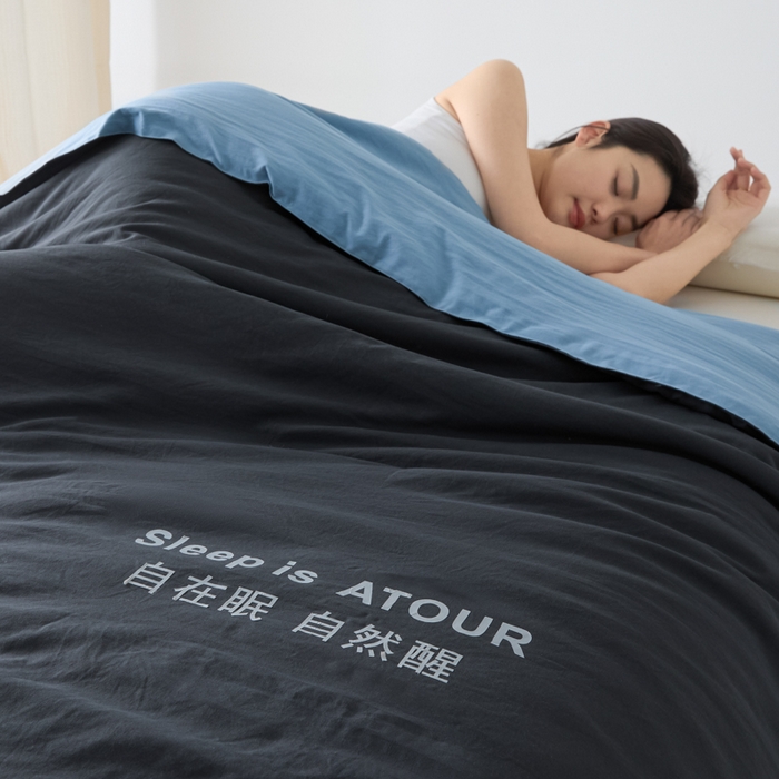91家纺网 家纺一手货源 找家纺 暖芯家纺 2025新款亚朵同款深睡Pro夏被自在眠自然醒 深灰+普鲁士蓝