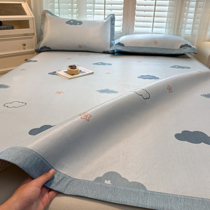 91家纺网 家纺一手货源 找家纺 席佬大 2025新款高克重卡通数码印花冰藤席床席床笠款 蓝天白云-平铺款-平铺款