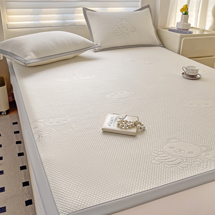 91家纺网 家纺一手货源 找家纺 富馨莱 2025新款A类480克PE凉感凉豆豆凉席三件套和单件平铺款 快乐熊仔