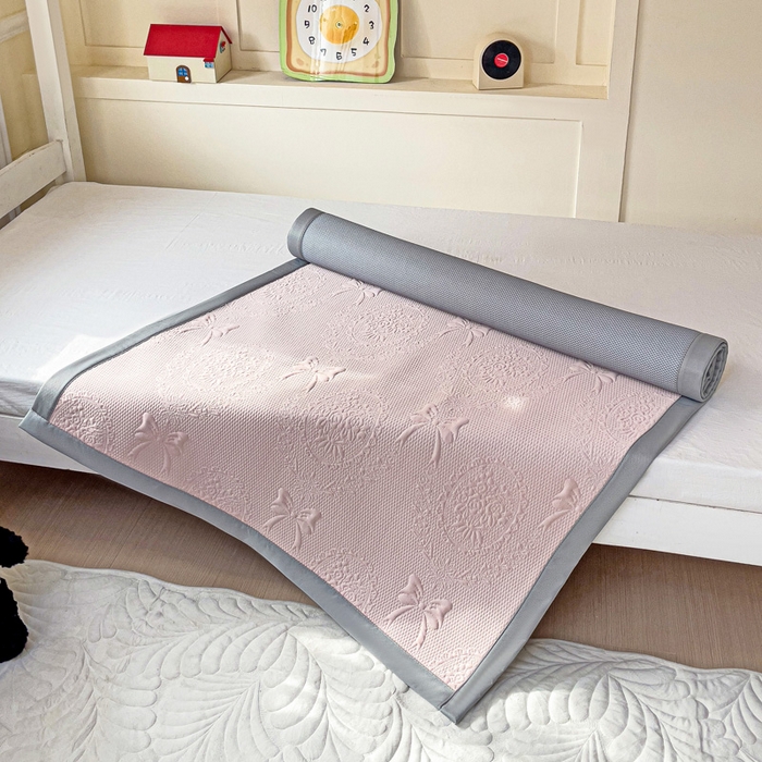 91家纺网 家纺一手货源 找家纺 富馨莱 2025新款A类480克PE凉感凉豆豆凉席三件套和单件学生款 蝴蝶結-奶昔粉