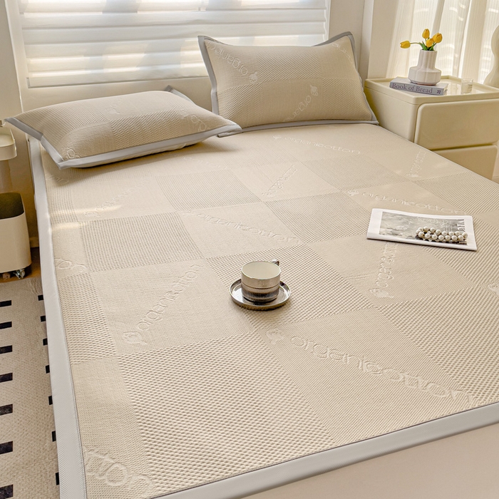 91家纺网 家纺一手货源 找家纺 富馨莱 2025新款A类480克PE凉感凉豆豆凉席三件套和单件平铺款 绅士咖