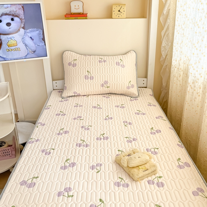 91家纺网 家纺一手货源 找家纺 川悦生活 2025新款小阪凉感丝印花凉席-学生床 奶噗樱桃