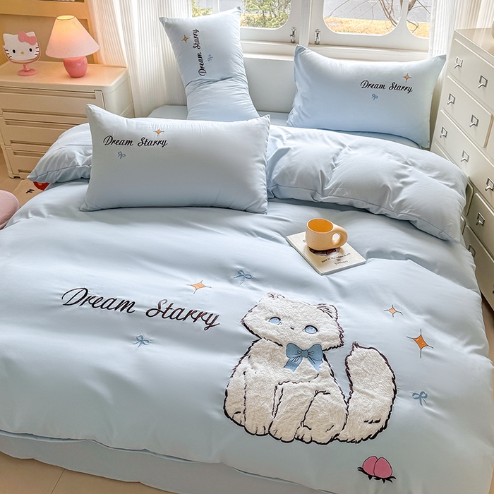 91家纺网 家纺一手货源 找家纺 凯美 2025新款超柔水洗棉卡通贴布绣四件套 幸运小猫-浅蓝