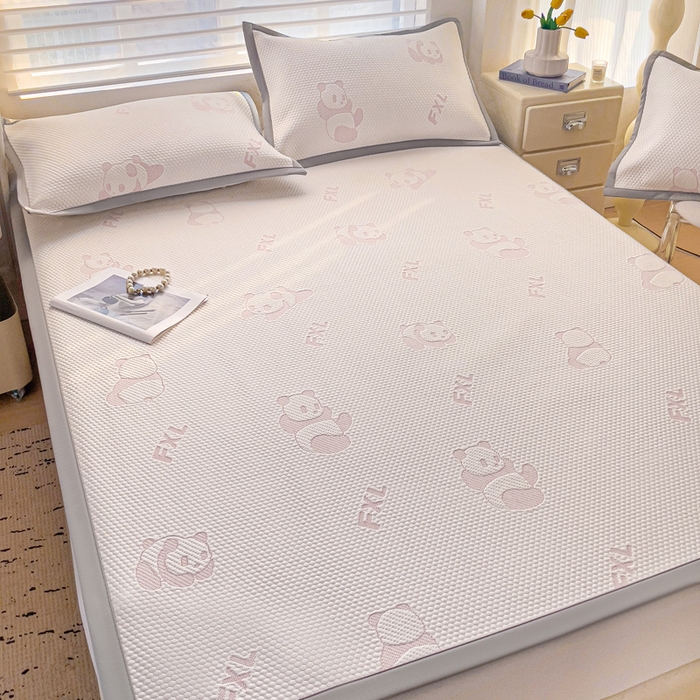 91家纺网 家纺一手货源 找家纺 富馨莱 2025新款A类480克PE凉感凉豆豆凉席三件套和单件平铺款 熊猫嘟嘟-粉