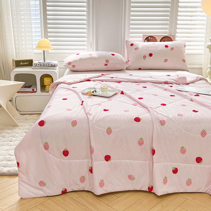 91家纺网 家纺一手货源 找家纺 好梦来家纺（原锦茂家纺） 2025新款印花凉感丝抗菌夏被 草莓甜心