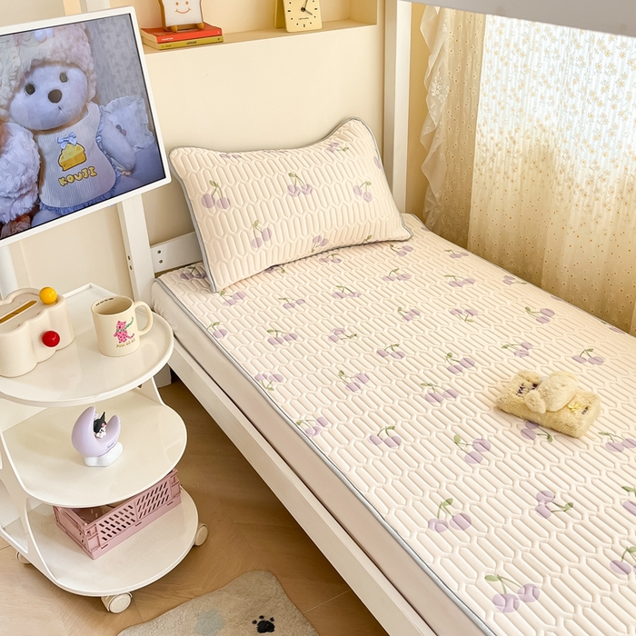 91家纺网 家纺一手货源 找家纺 川悦生活 2025新款小阪凉感丝印花凉席-学生床 奶噗樱桃