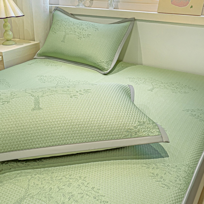 91家纺网 家纺一手货源 找家纺 富馨莱 2025新款A类480克PE凉感凉豆豆凉席三件套和单件床笠款 发财树-绿