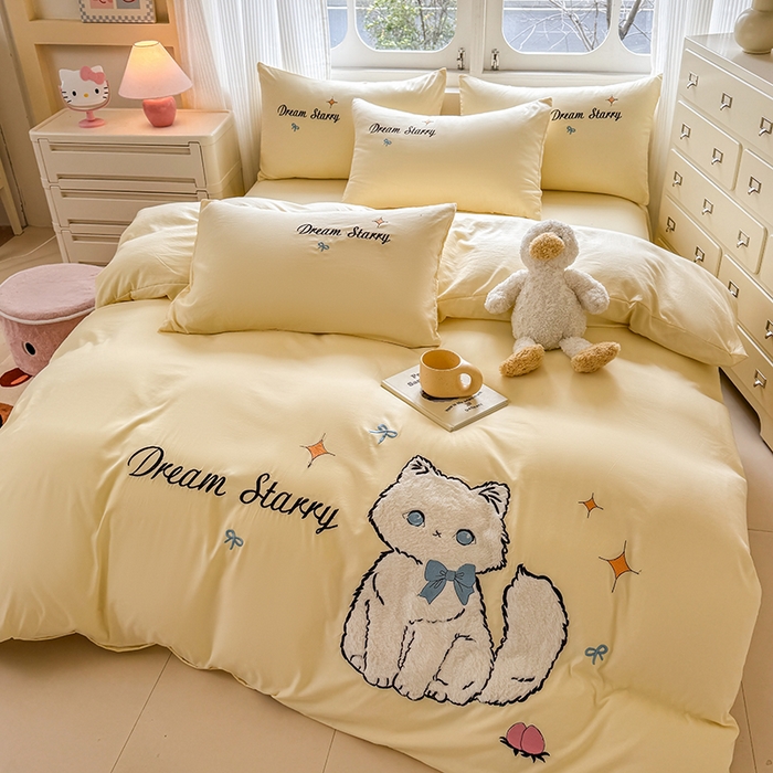 91家纺网 家纺一手货源 找家纺 凯美 2025新款超柔水洗棉卡通贴布绣四件套 幸运小猫-浅黄