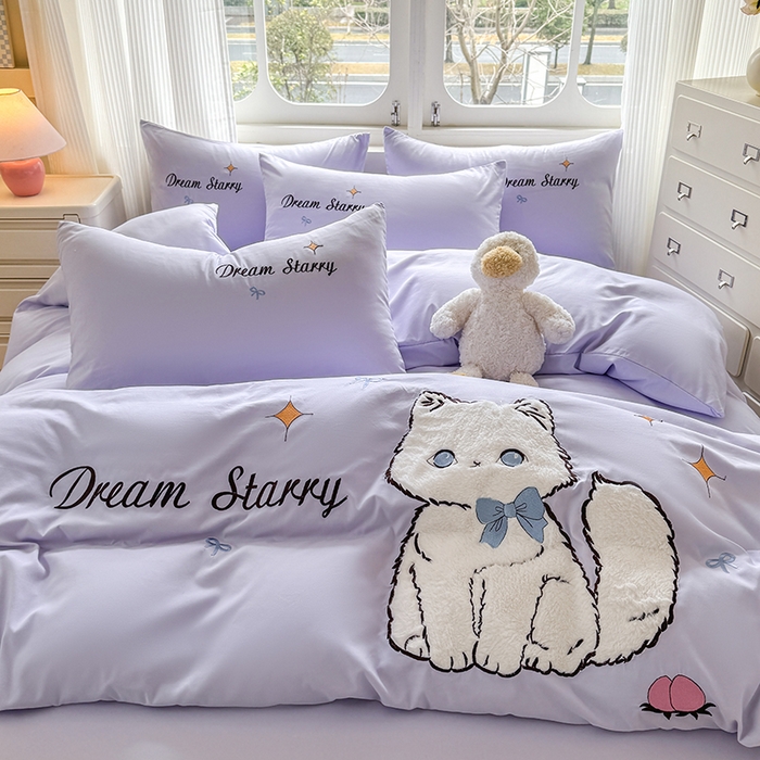 91家纺网 家纺一手货源 找家纺 凯美 2025新款超柔水洗棉卡通贴布绣四件套 幸运小猫-浅紫