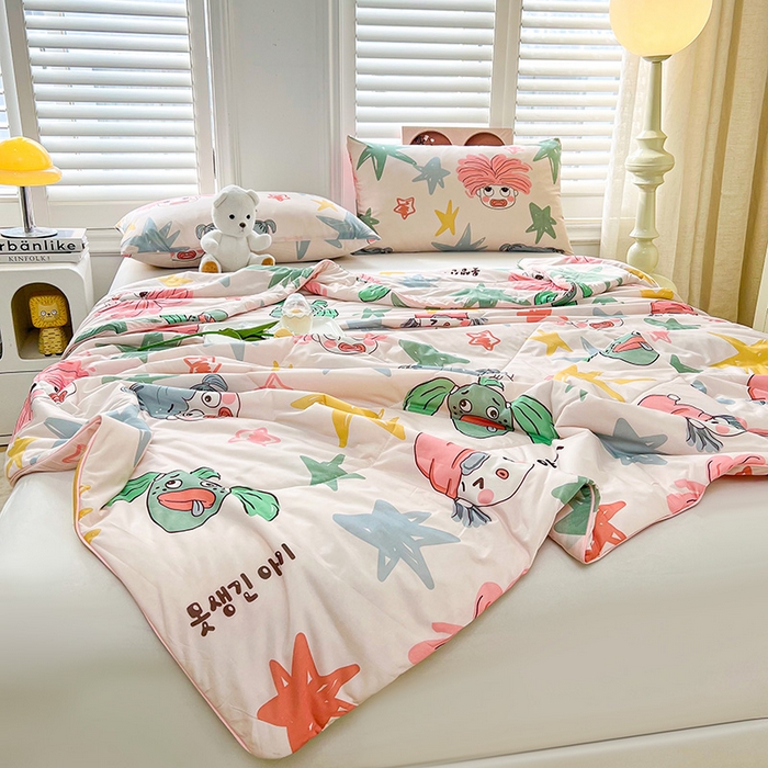 91家纺网 家纺一手货源 找家纺 好梦来家纺（原锦茂家纺） 2025新款印花凉感丝抗菌夏被 搞怪女孩